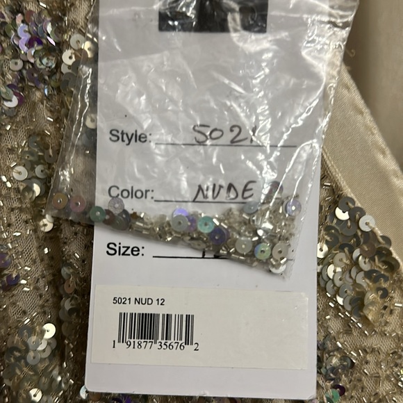 NWT -MAC DUGGAL - GEOMETRIC EMBELLISHED EVENING GOWN - 6378/6.120 SIZE 12 - Picture 4 of 5